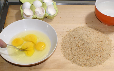 Eier und Paniermehl für Panade Eier nur leicht verrühren und Paniermehl vom Bäcker nutzen