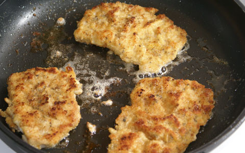 Schnitzel braten Schnitzel mit Butter bei mittlerer Temperatur in der Pfanne braten