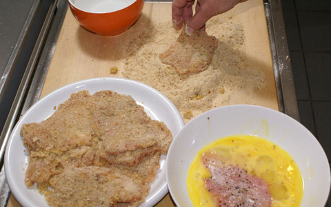 Schnitzel panieren Schnitzelpanade mit Ei und Paniermehl vom Bäcker