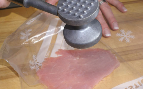 Plattieren von Schnitzeln Schnitzel in einer Folie plattieren