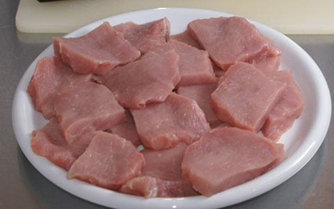 Schnitzelstückchen Schnitzelstückchen aus Schweinerücken vor dem Plattieren